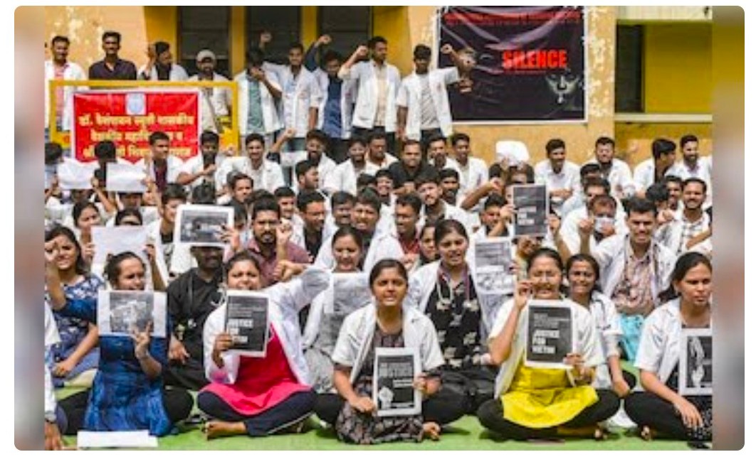 Doctors Strike : महिला ट्रेनी डॉक्टर की रेप के बाद हत्या के विरोध में देश भर के डॉक्टर रहे हड़ताल पर